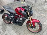 Honda CB125R - BJ 2023 - LED - TOP Zustand - CandyRED