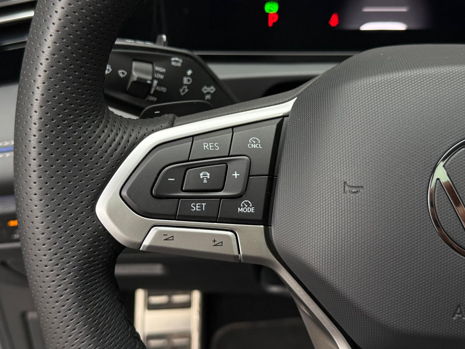 Fahrzeugabbildung Volkswagen Tiguan 2.0TSI DSG 4M R-Line MATRIX+PANO+AHK+360°