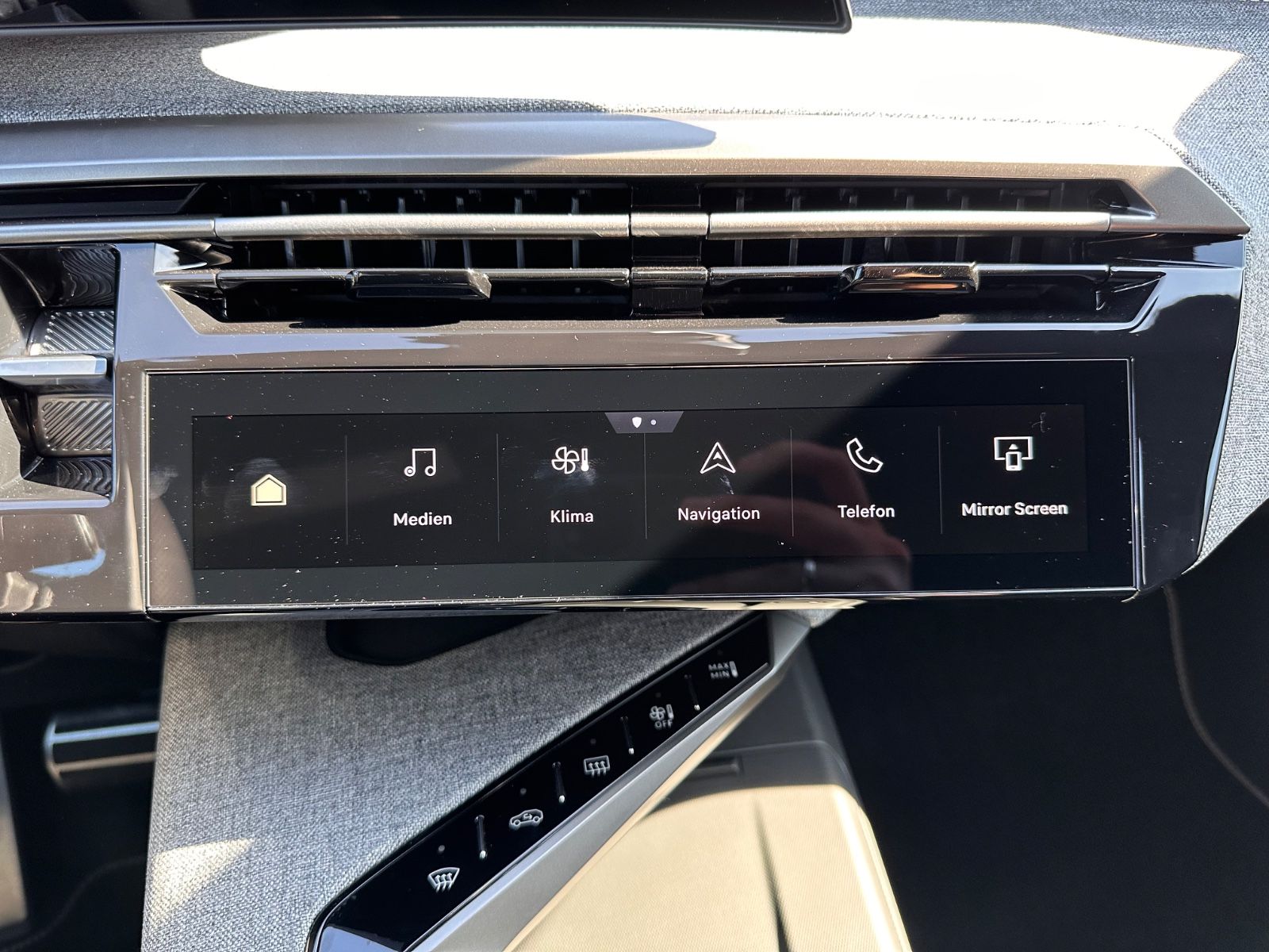 Fahrzeugabbildung Peugeot 5008 GT Hybrid 145 Autom 7-Sitz/ACC/Navi/APP/LED
