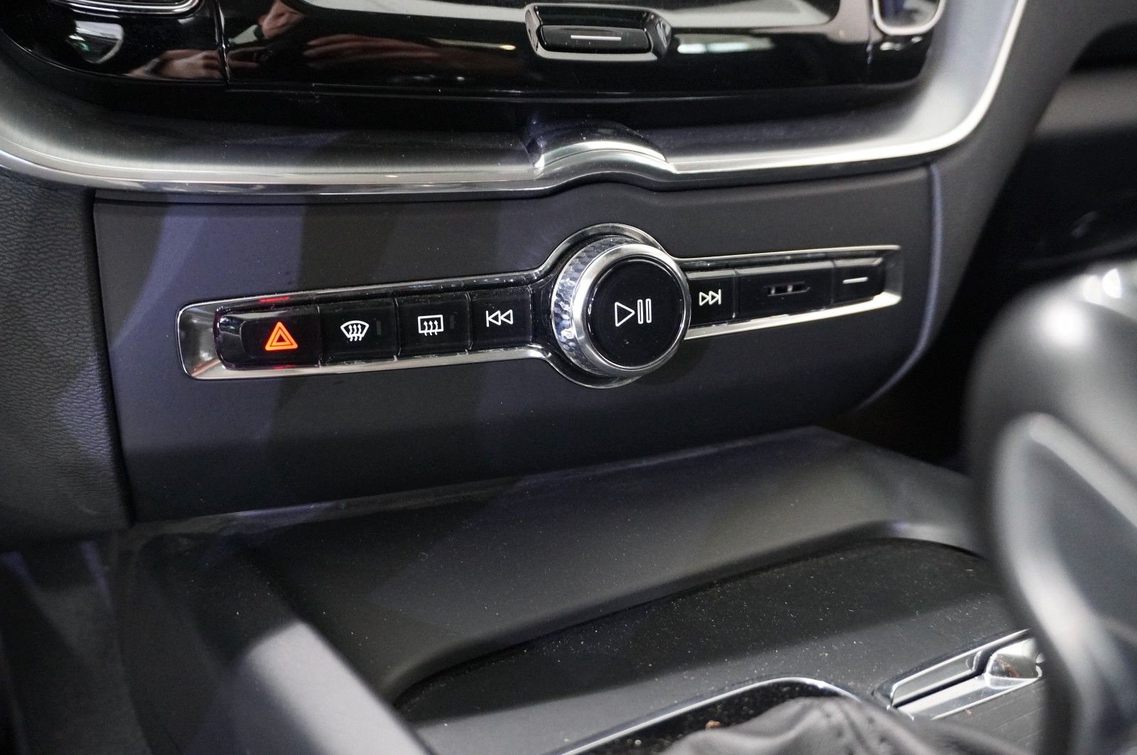 Fahrzeugabbildung Volvo XC 60 T4 MOMENTUM PRO NAVI/LED/VIRTU./SHZ/AHK