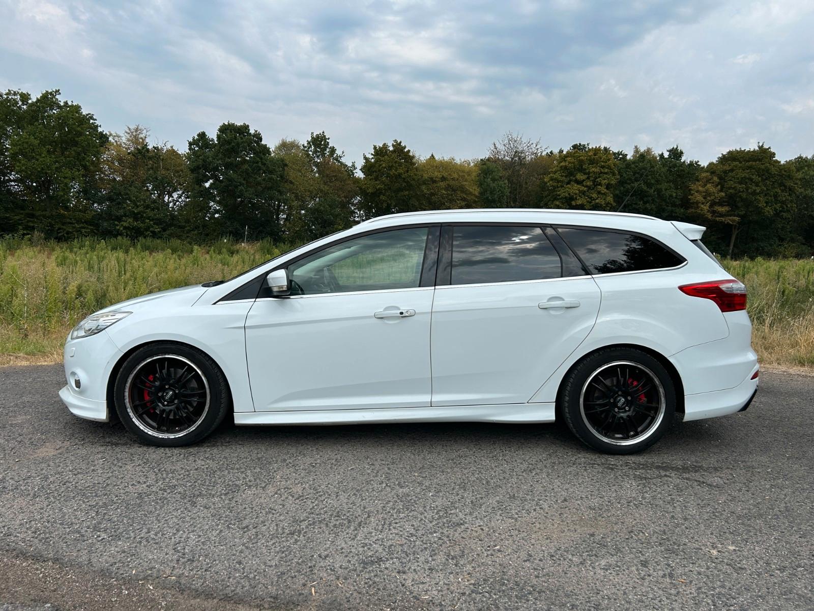 Ford Focus 2013 — rear view