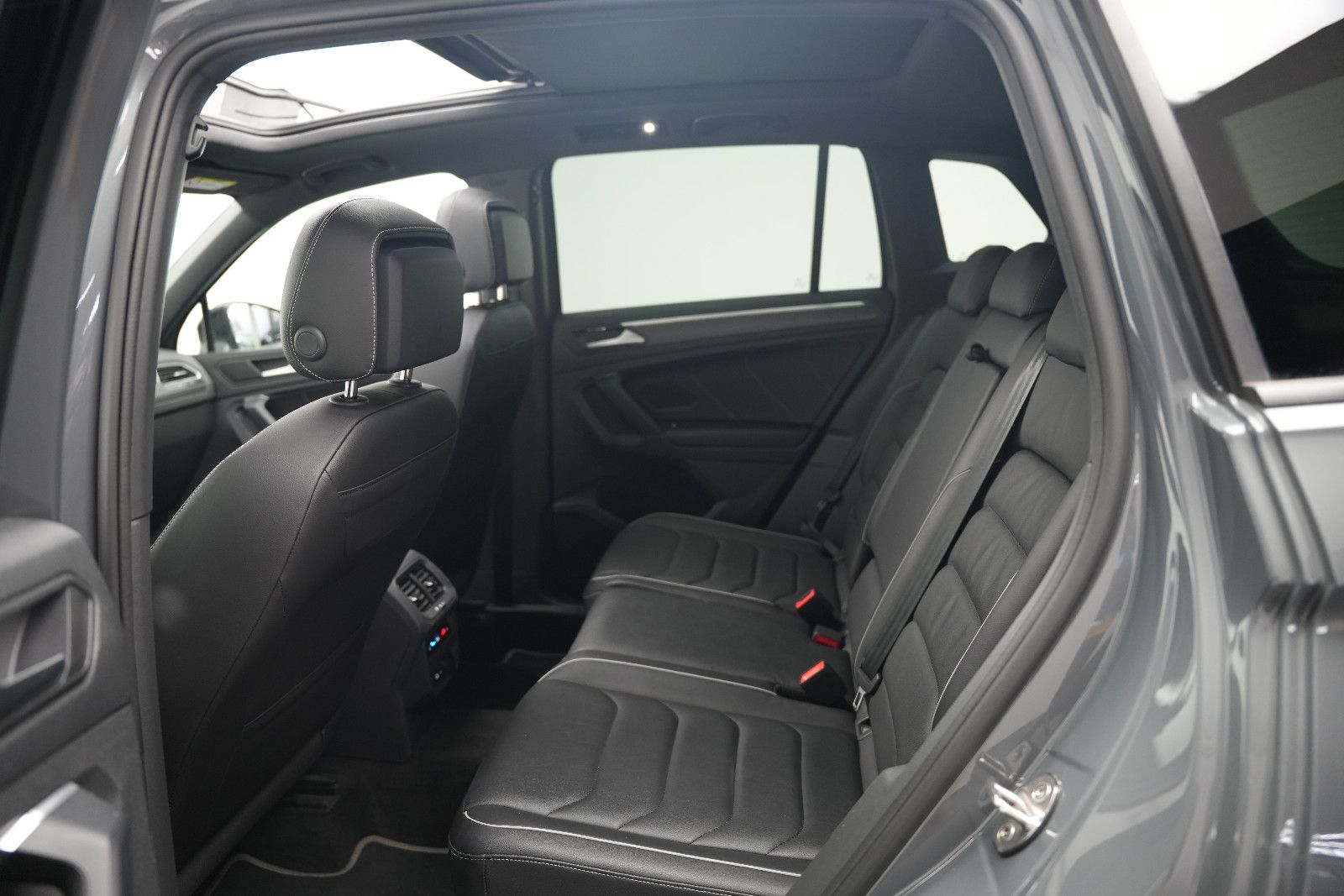 Fahrzeugabbildung Volkswagen Tiguan R-Line Hybrid *Panorama*360°Kam*Virtual