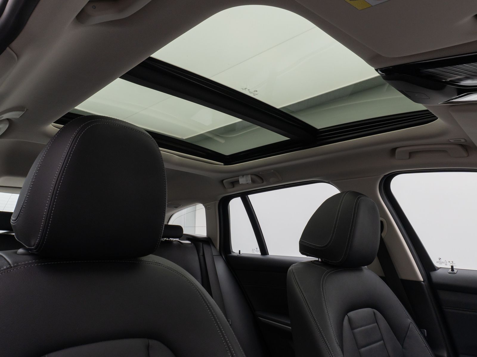 Fahrzeugabbildung BMW 330e Panorama 360° Laser HUD DAB HiFi AHK ACC