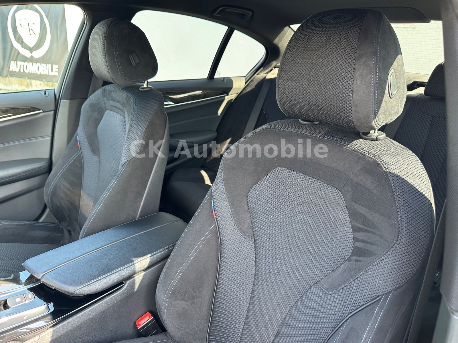 Fahrzeugabbildung BMW 520d xDrive Lim. M-Sport/Navi/Head-Up/LED