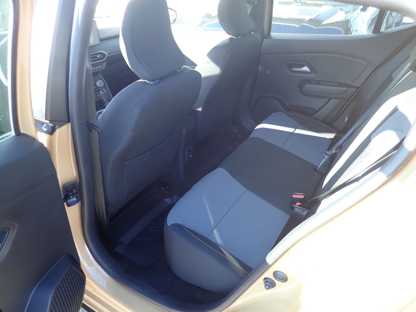 Fahrzeugabbildung Dacia Sandero STEPWAY TCe 110 EXTREME+/NAVI/SHZ/RFK/