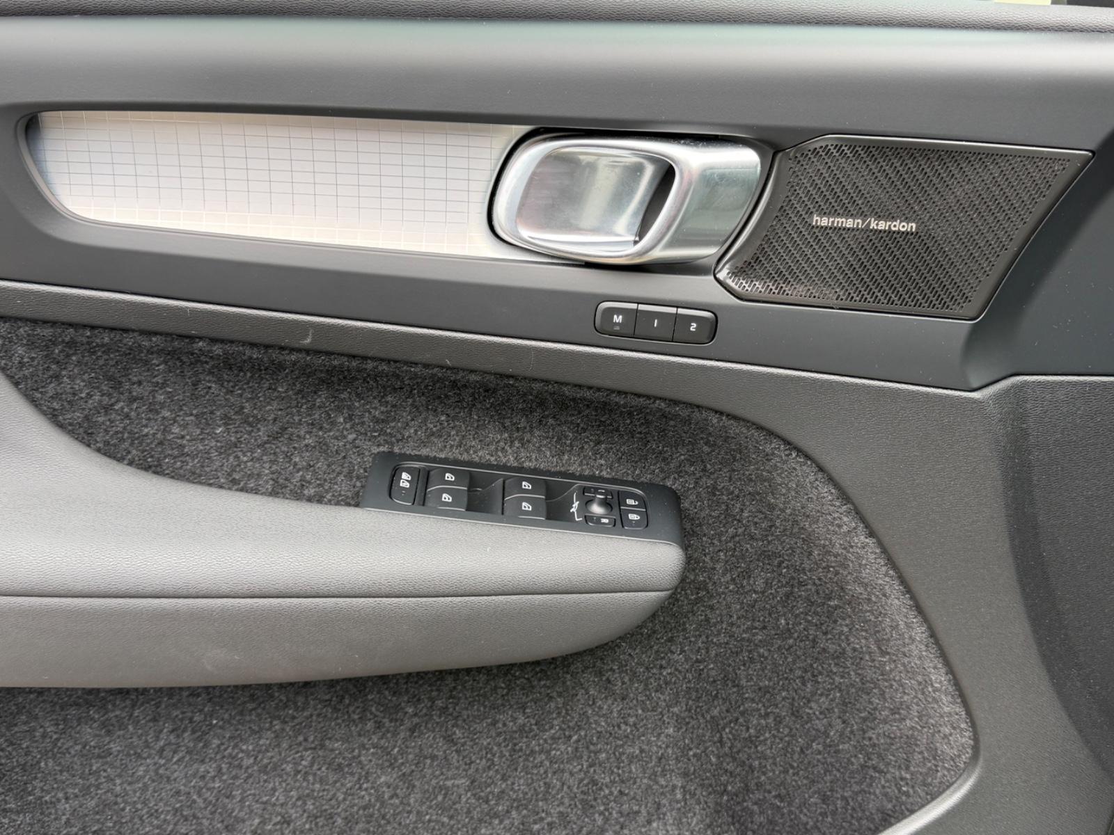 Volvo XC40 Plus Dark 2WD/Navi/Harman-Kardon