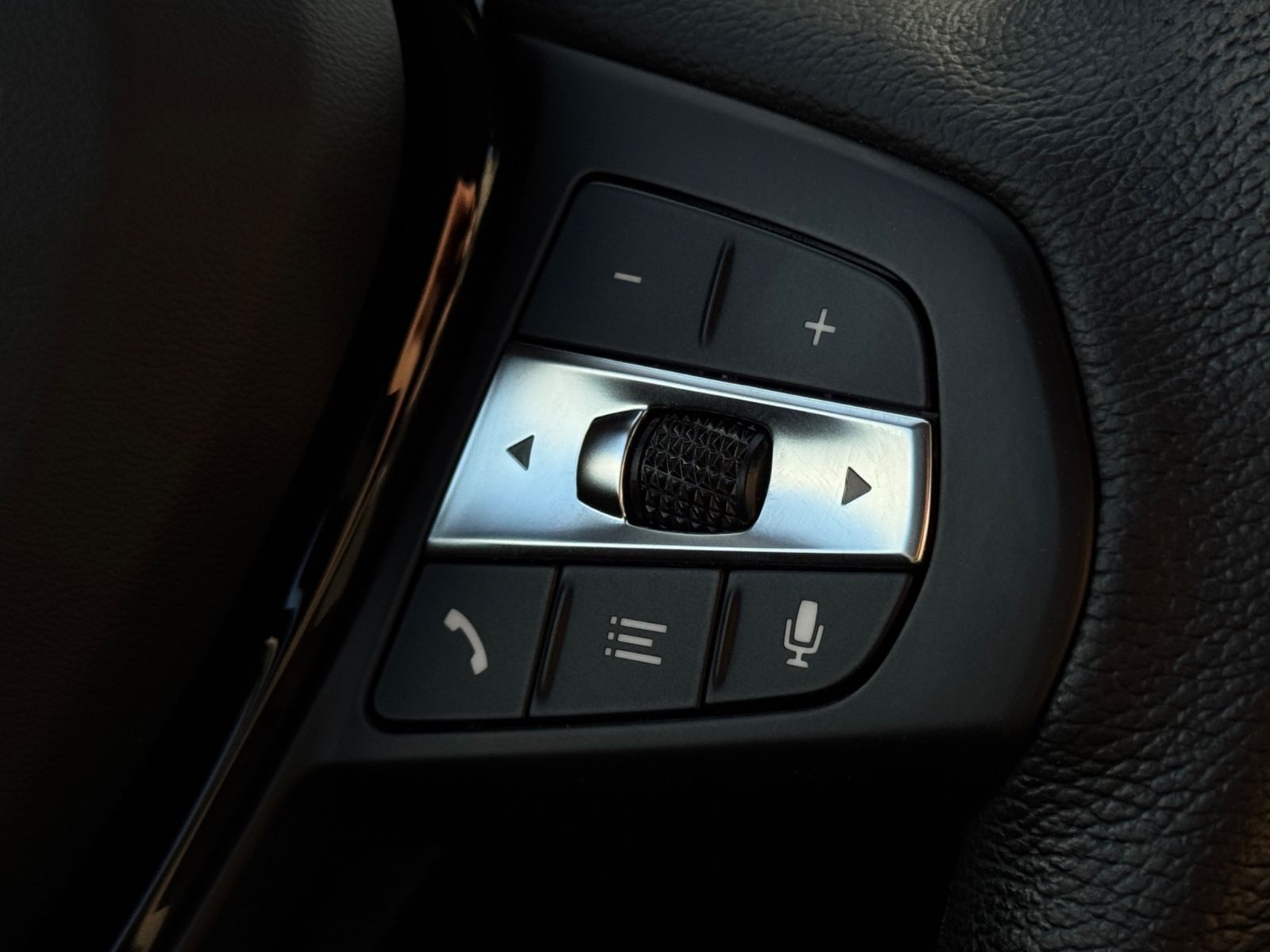 Fahrzeugabbildung BMW 118i F40 Advantage LCProf Navi Temp PDC LED DAB