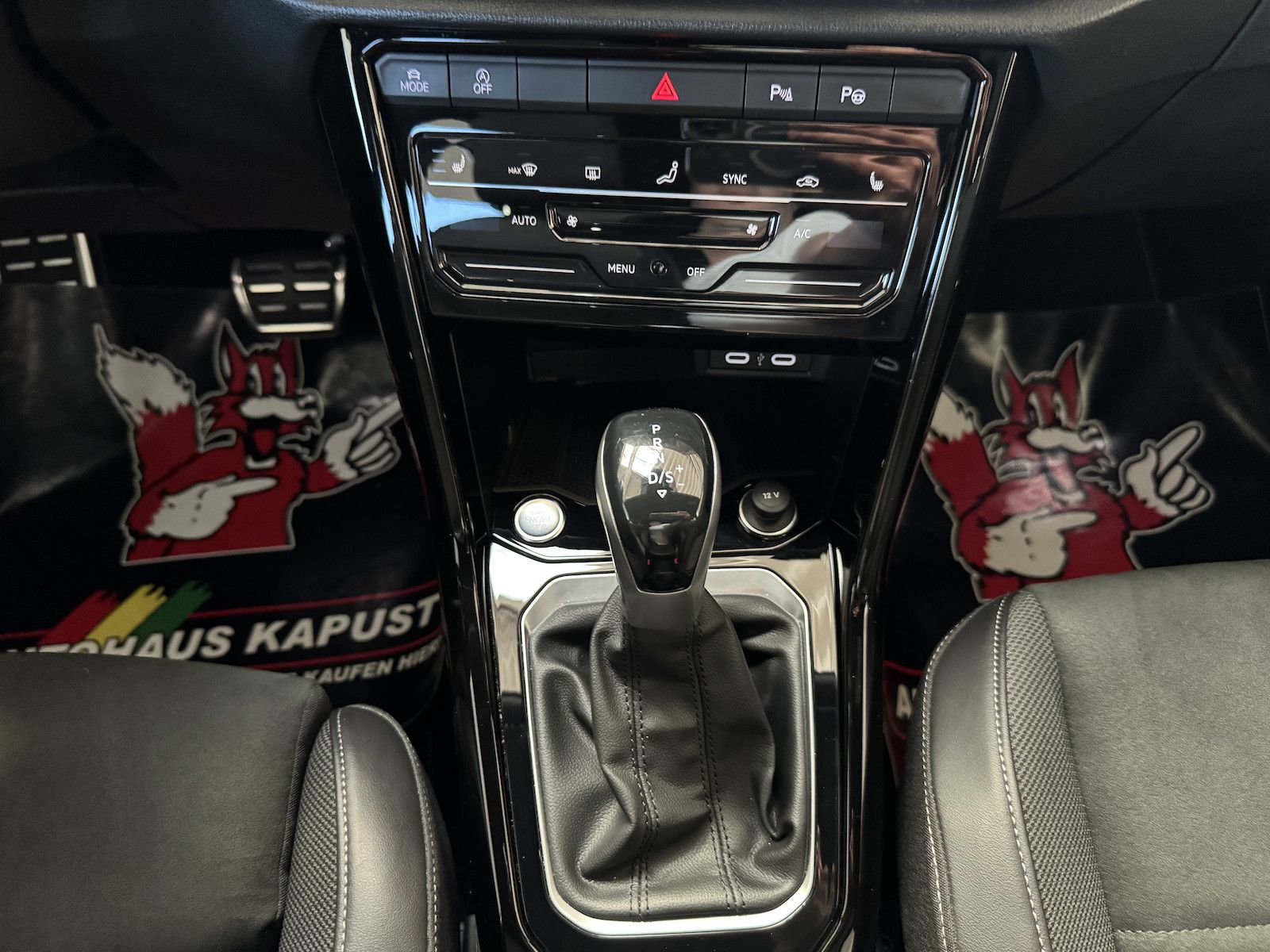 Fahrzeugabbildung Volkswagen T-Roc 1.5 DSG R-Line/Black/1.Hd/Spur/Park/Ahk