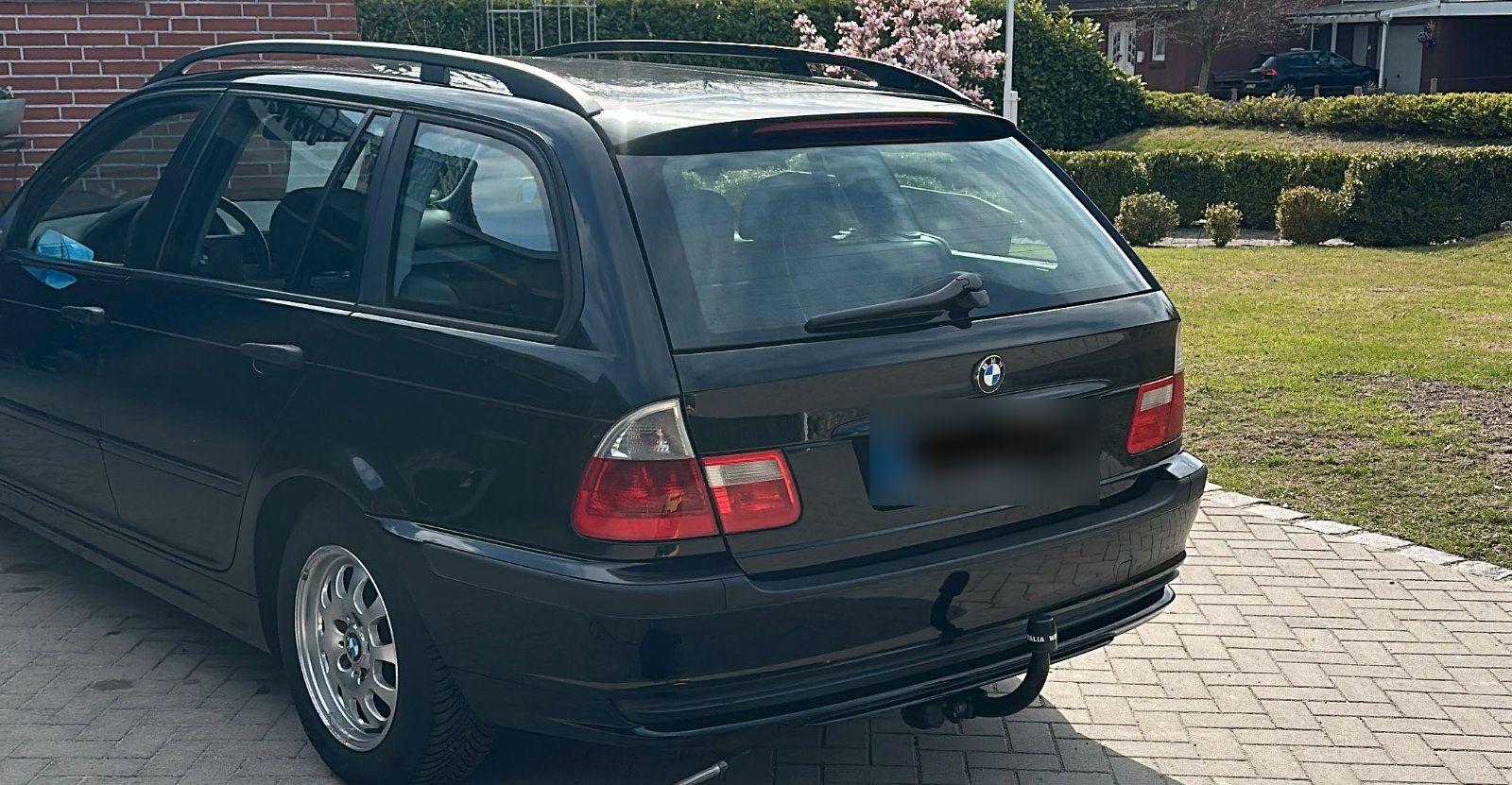 BMW 318 2005 — rear view