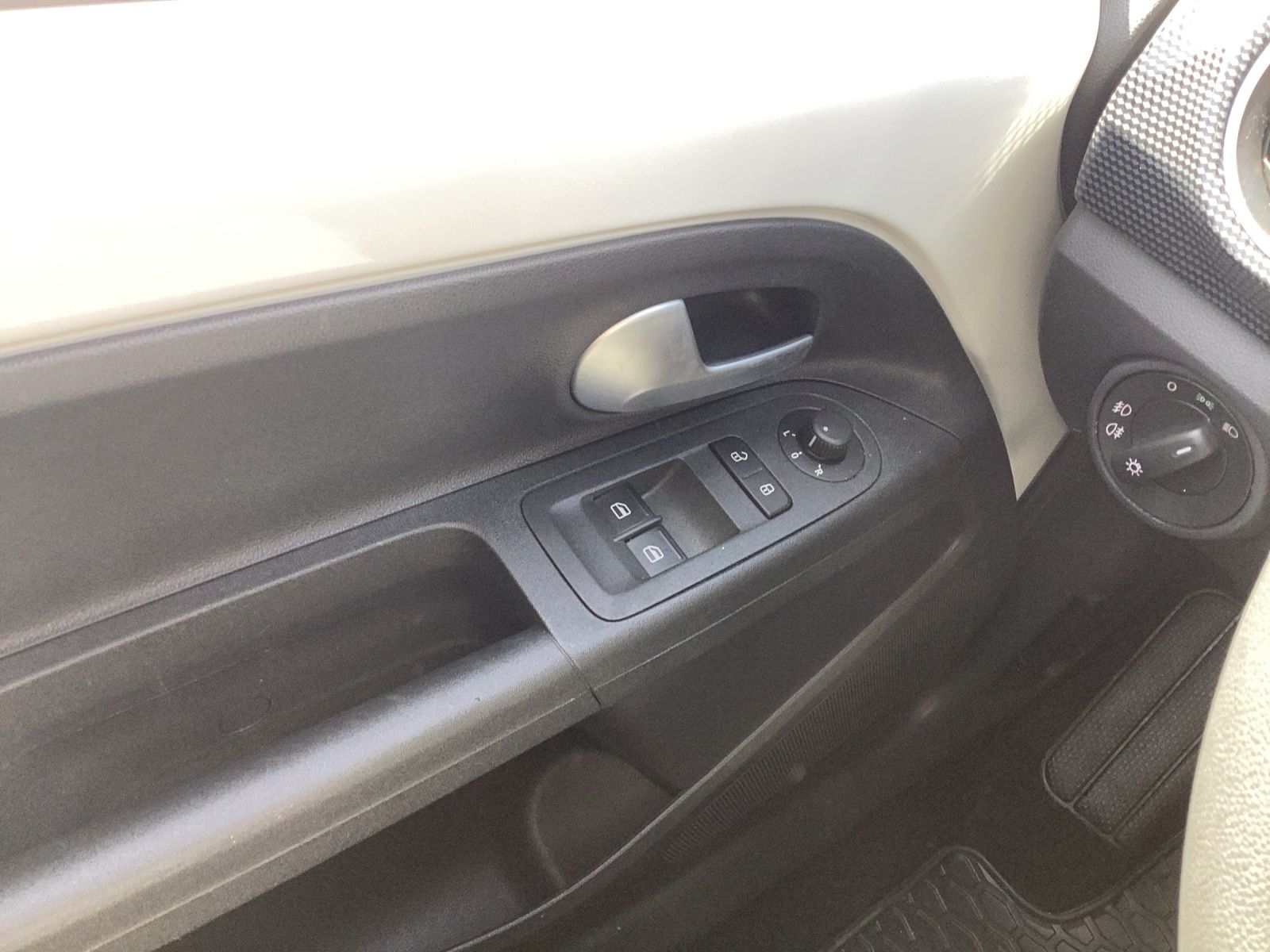 Fahrzeugabbildung Volkswagen up! 1.0 move Climatronic RFK DAB SH
