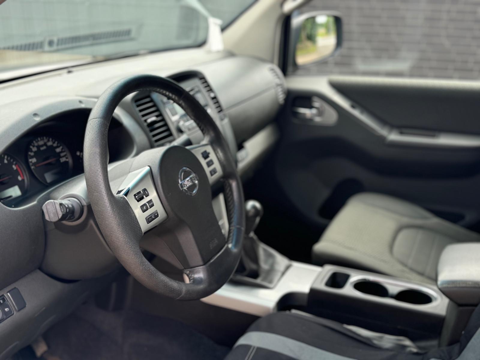 NISSAN NAVARA 2.5 dCi 190ch 4X4 - DOUBLE CAB - HARD-TOP - ATTELAGE - SIÈGES CHAUFFANTS - CLIM BIZONE