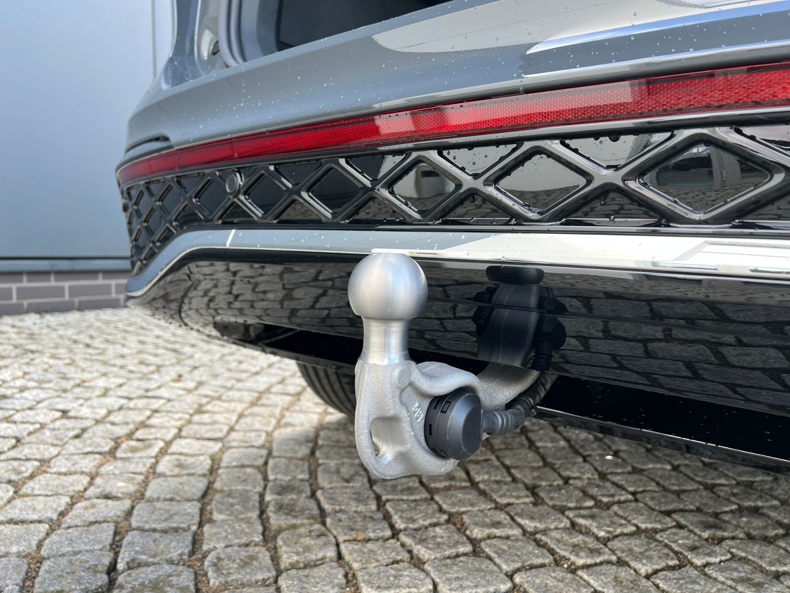 Fahrzeugabbildung Volkswagen Tiguan R-Line 1.5 eTSI DSG *AHK, ACC, IQ.Light,