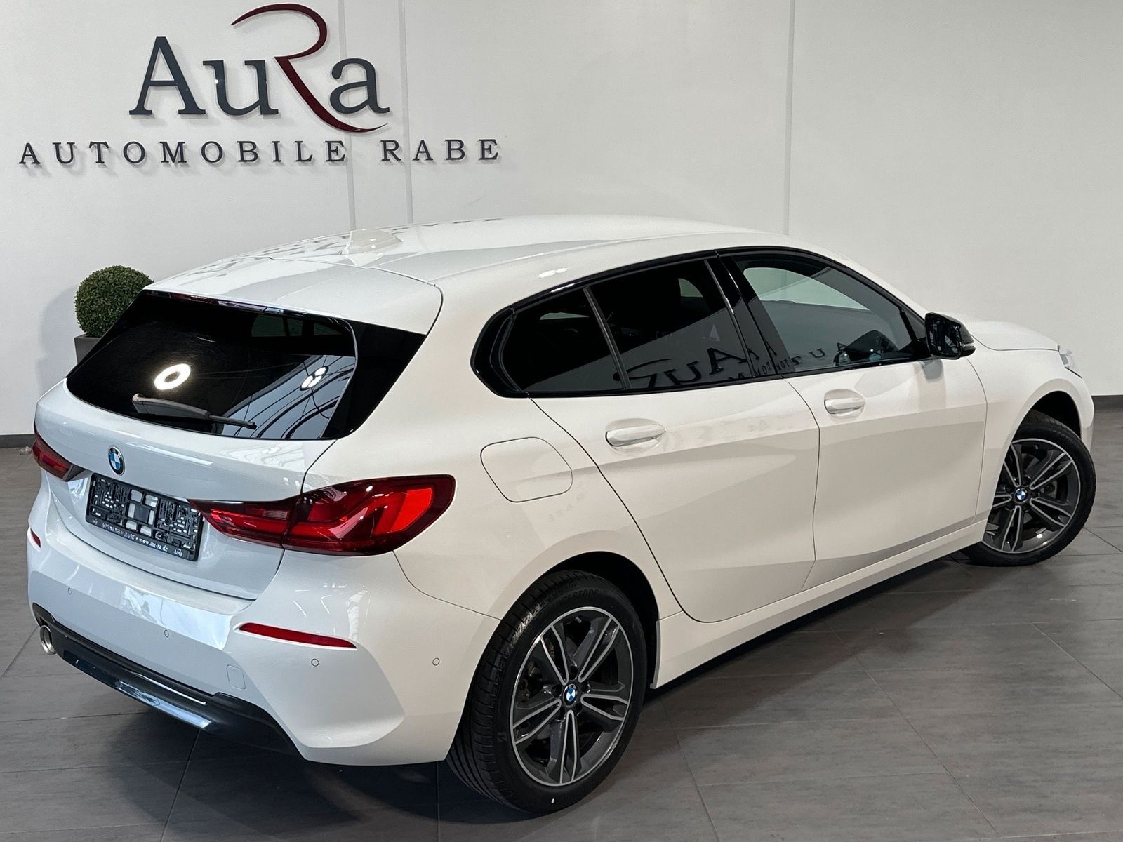 Fahrzeugabbildung BMW 118i Aut. Sport Line NAV+LED+SHZ+PDC+17ZOLL