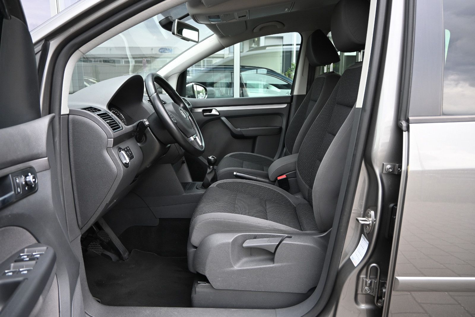 Fahrzeugabbildung Volkswagen Touran 1.6 TDI Comfortline °7-SITZE°KAMERA°02.28