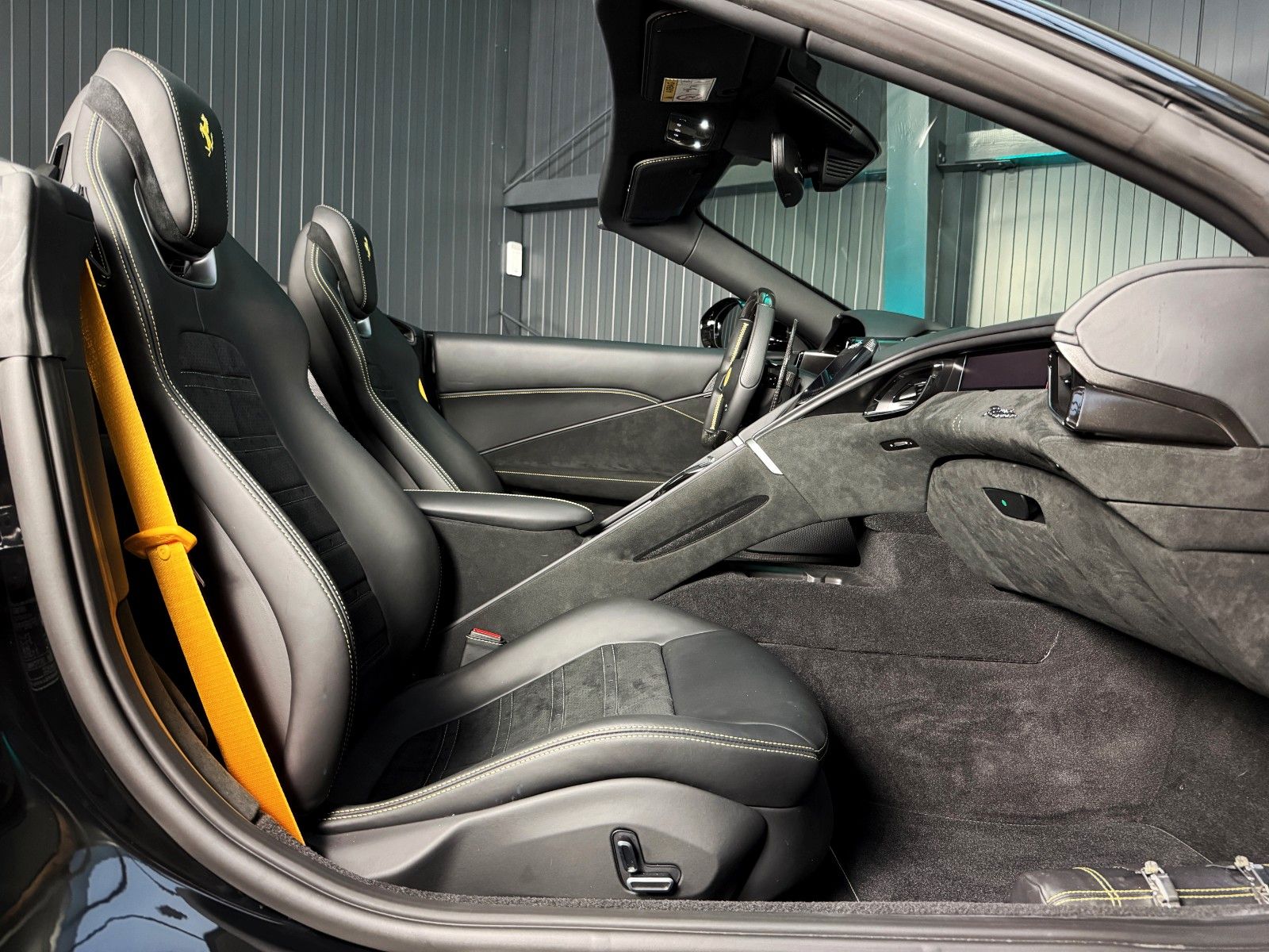 Fahrzeugabbildung Ferrari Roma Spider + Carbon + Daytona + ACC + 360 Grad