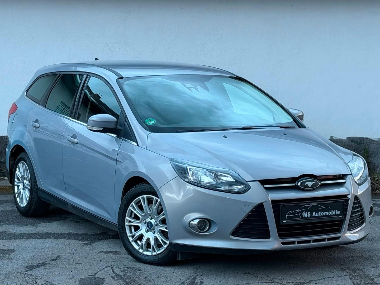 Ford Focus 2012 — interior