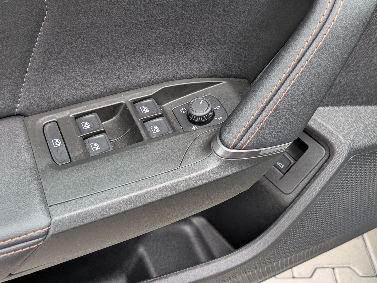 Fahrzeugabbildung CUPRA Leon 1.5 eTSI DSG MATRIX-LED*ACC*AHK*KAMERA*18"