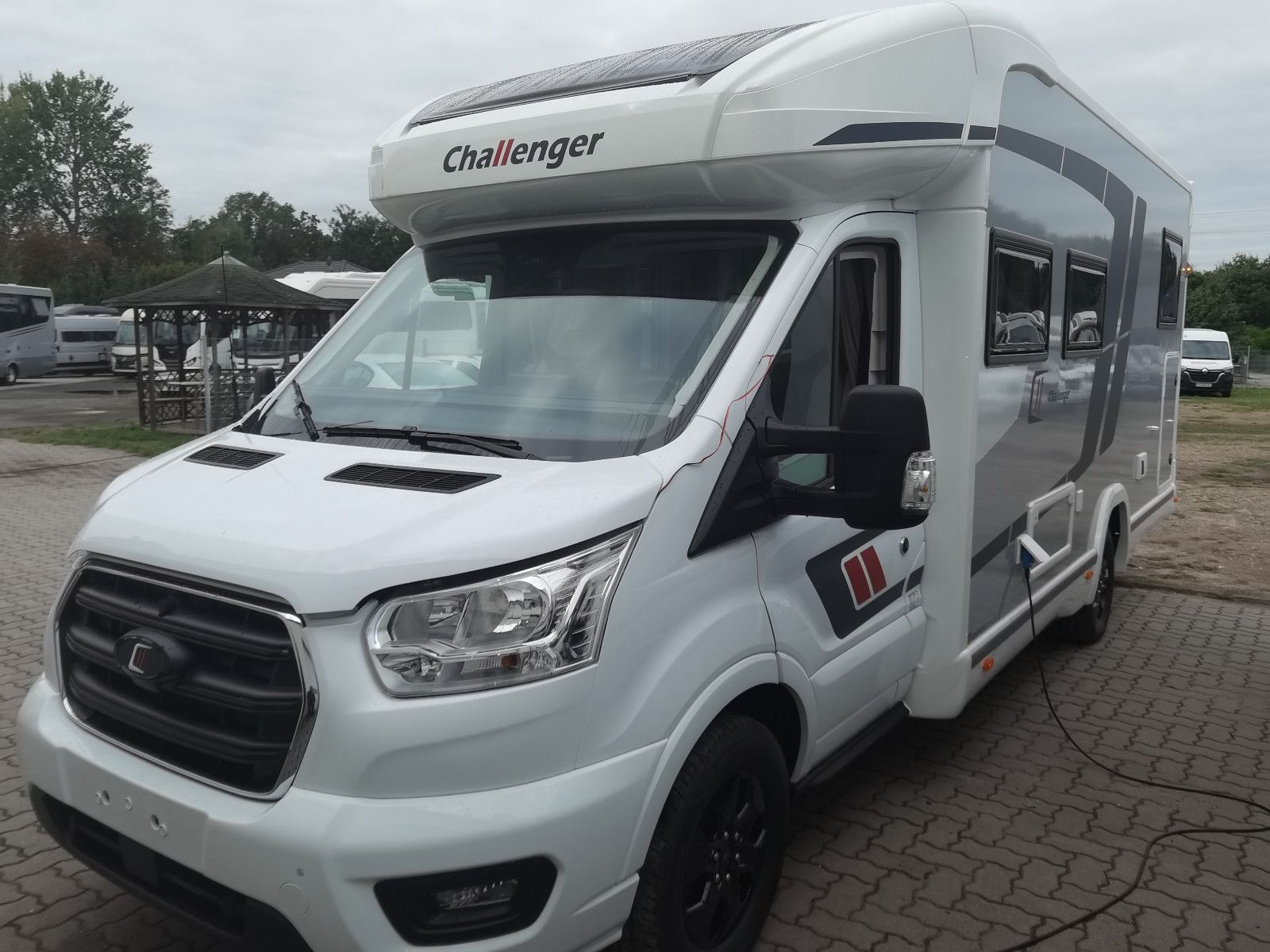 Fahrzeugabbildung Challenger 317 Graphite Edition m. Hubbett