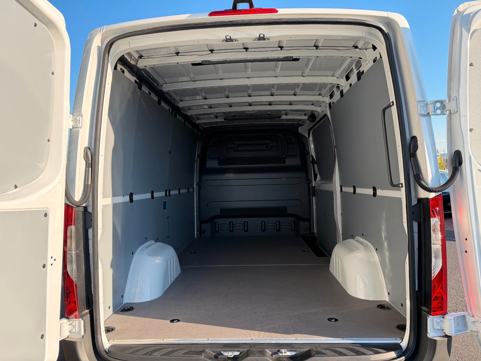Fahrzeugabbildung Mercedes-Benz Sprinter 317 CDI 3665 9G Flach AHK3,5t DISTRONIC