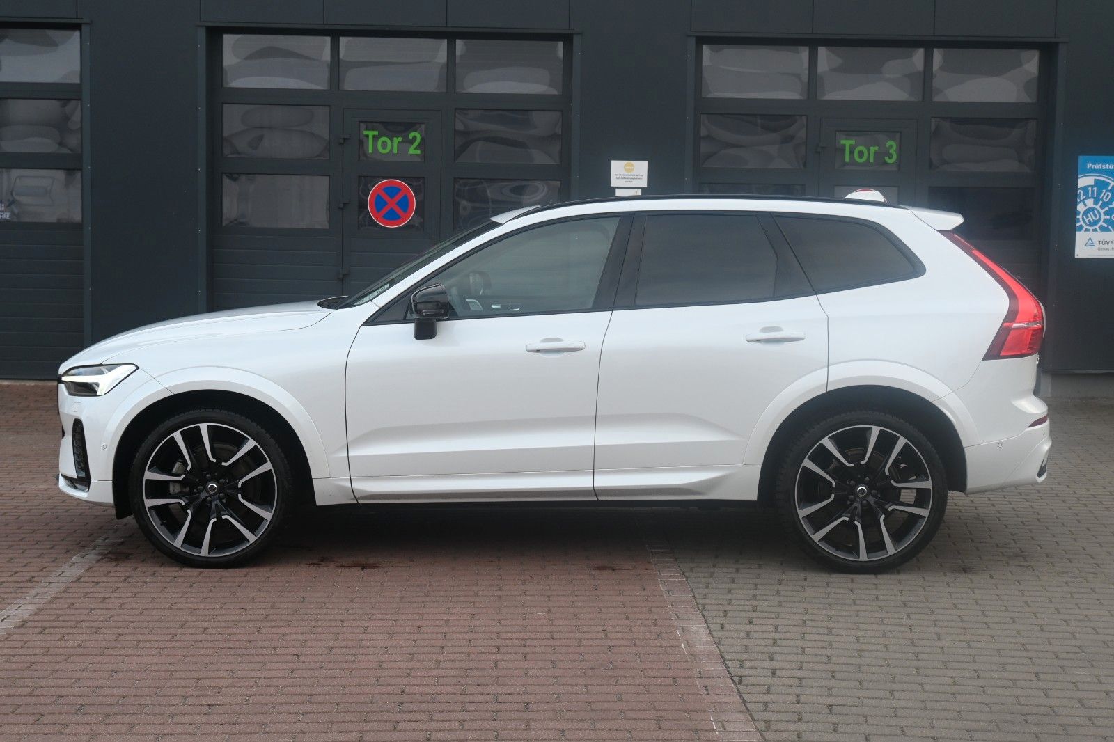 Fahrzeugabbildung Volvo XC60 B5 D AWD Ultimate Dark*PANO*STHZ*B&W*360*QI