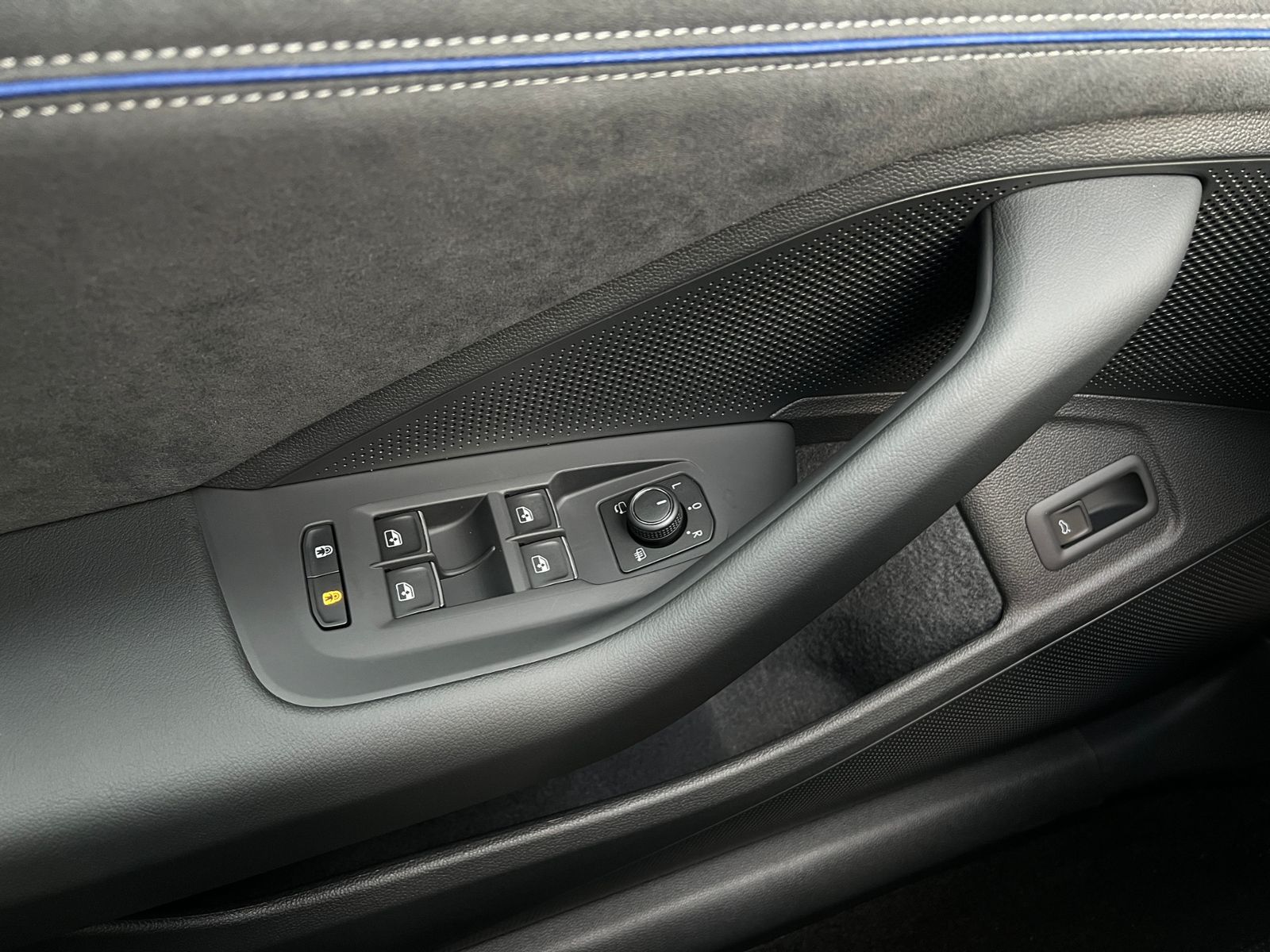 Fahrzeugabbildung Volkswagen Passat Variant R-Line 2.0 TDI DSG 4MOTION *AHK,