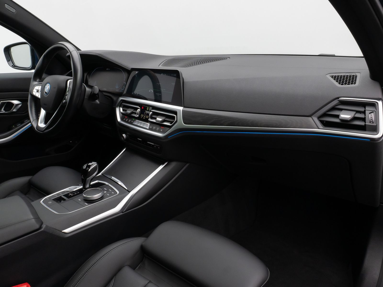 Fahrzeugabbildung BMW 330e xD Luxury Line Panorama Kamera HUD DAB AHK