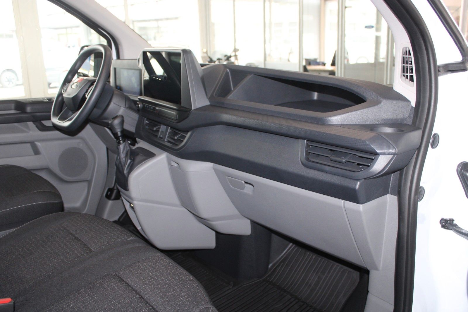 Fahrzeugabbildung Ford Transit Custom L1 Kasten LED AHK TechnologiePak2