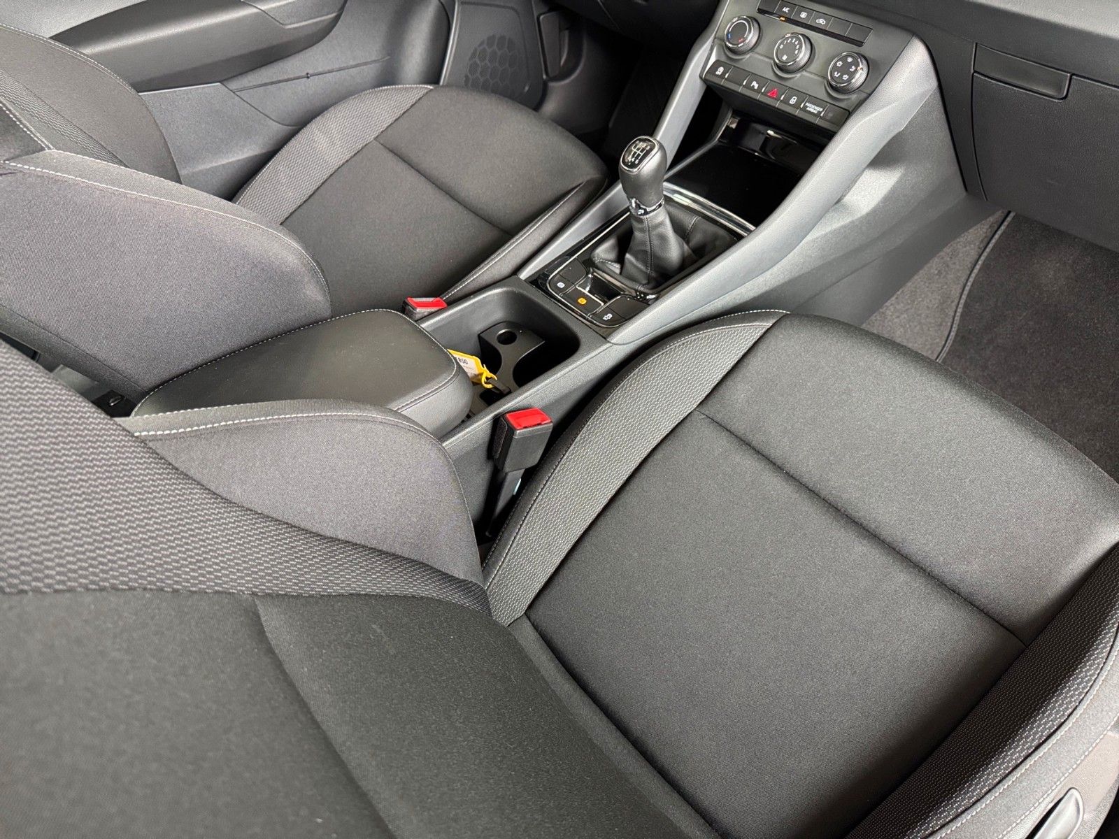 Fahrzeugabbildung SKODA Karoq Ambition 1.0 TSI