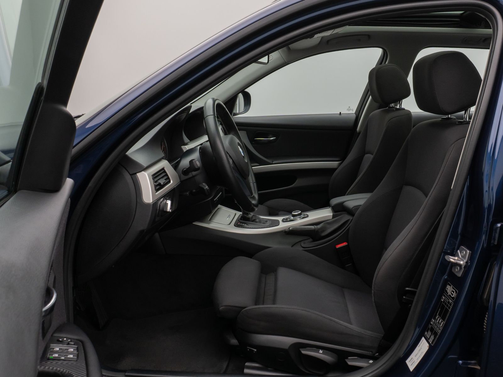 Fahrzeugabbildung BMW 320d PDC Navi Xenon Fernlichtassist Komfort AHK