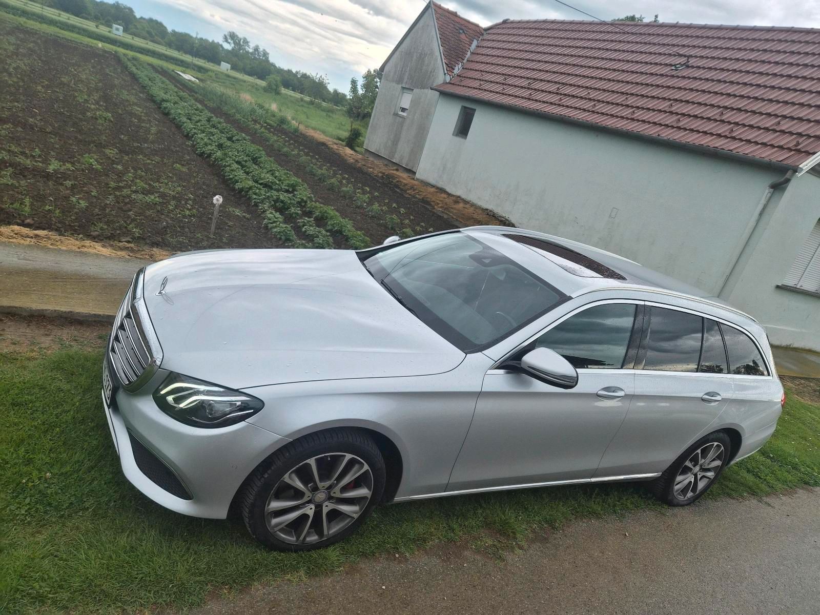 MERCEDES-BENZ Mercedes E220