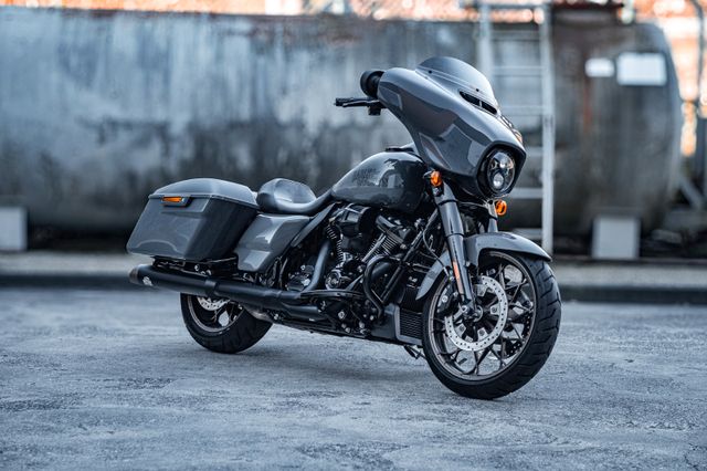 Harley-Davidson FLHXST  Street Glide ST - gunship grey - J&H !