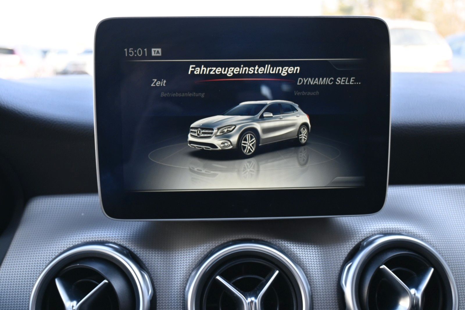 Fahrzeugabbildung Mercedes-Benz GLA 180 Schalter Urban*Navi*RFK*AHK