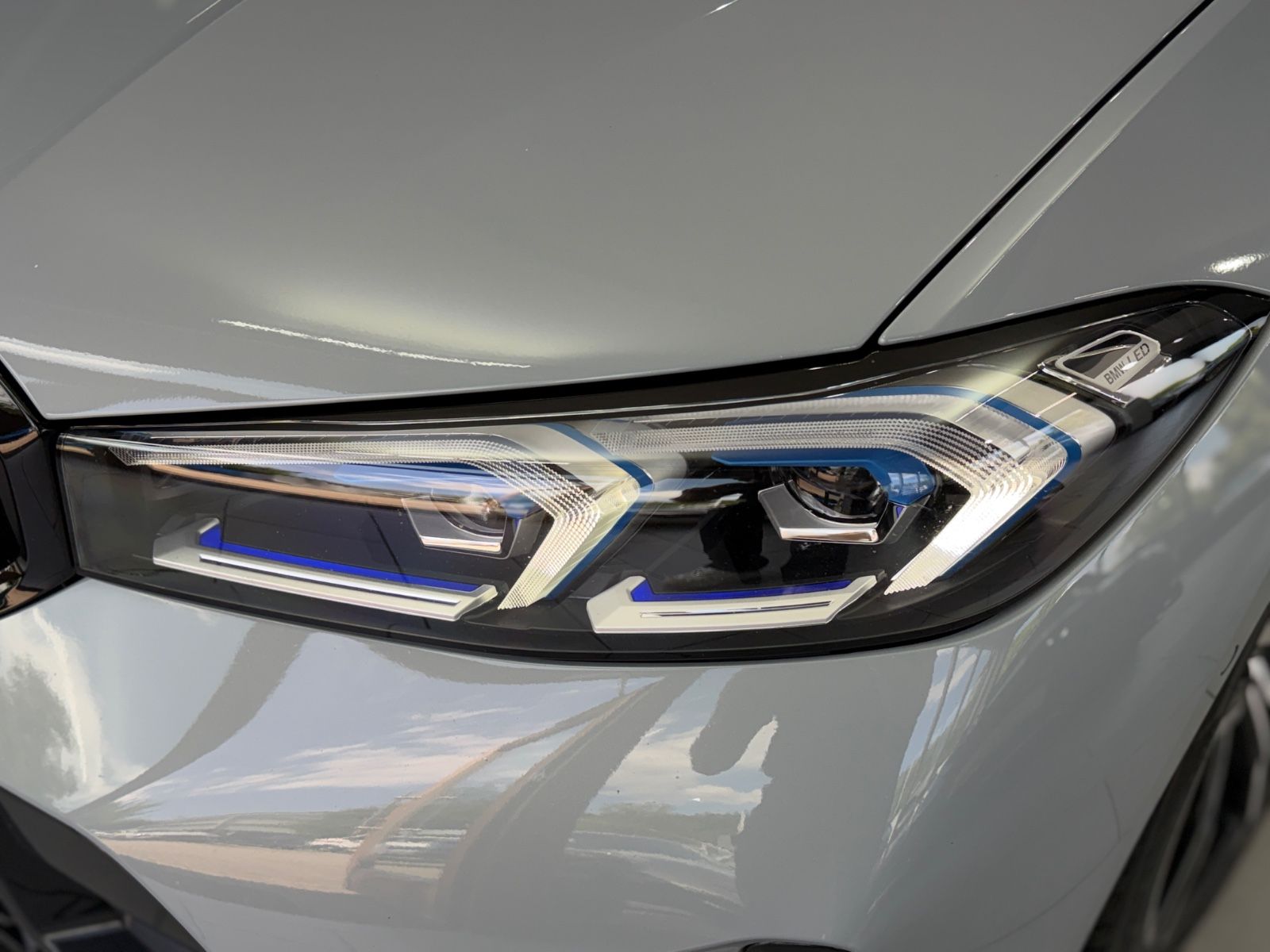 Fahrzeugabbildung BMW 330e Touring M Sport|HEAD-UP|NAVI|HIFI|WIDESCREE