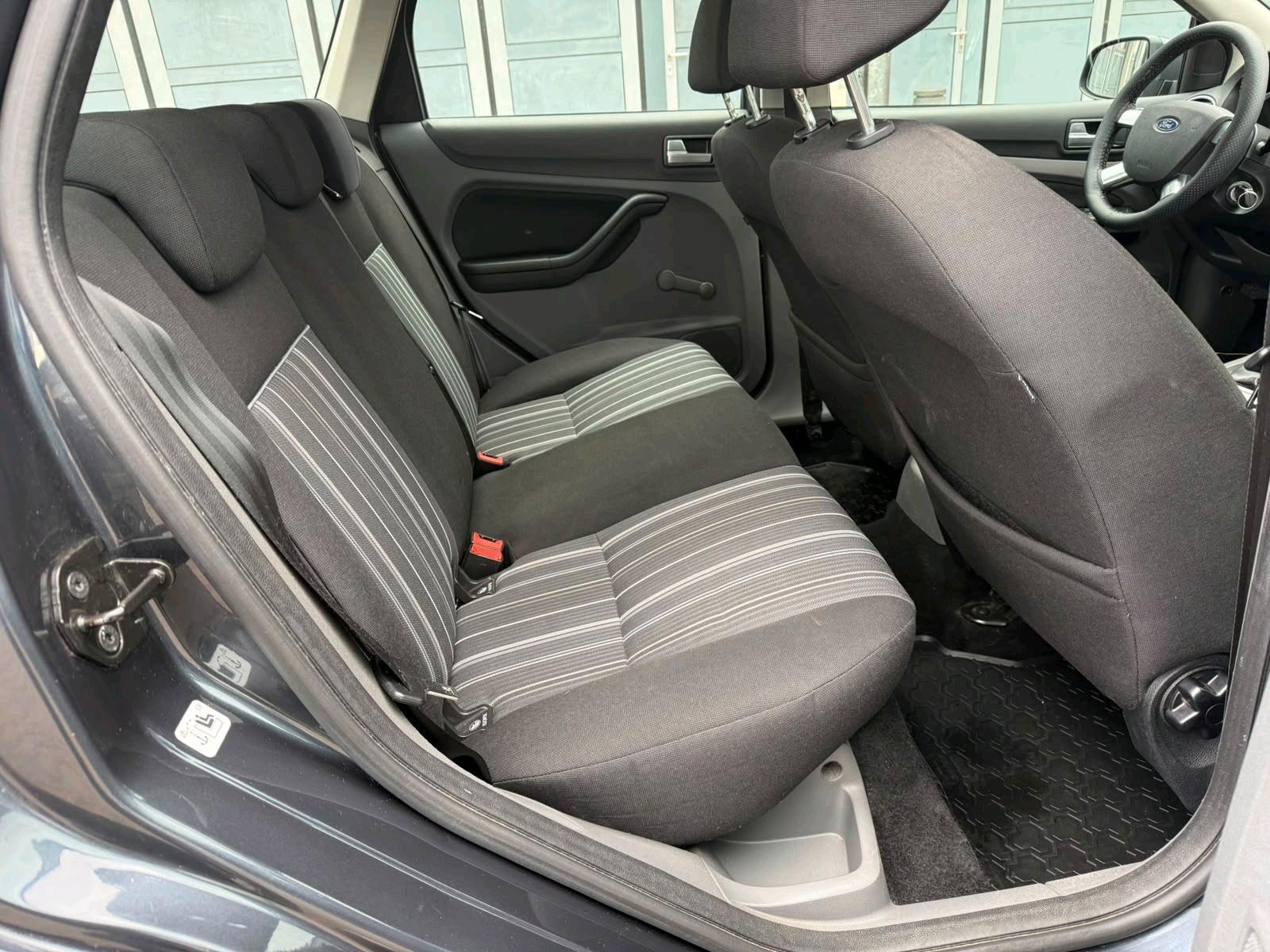 Ford Focus 2010 — photo 9