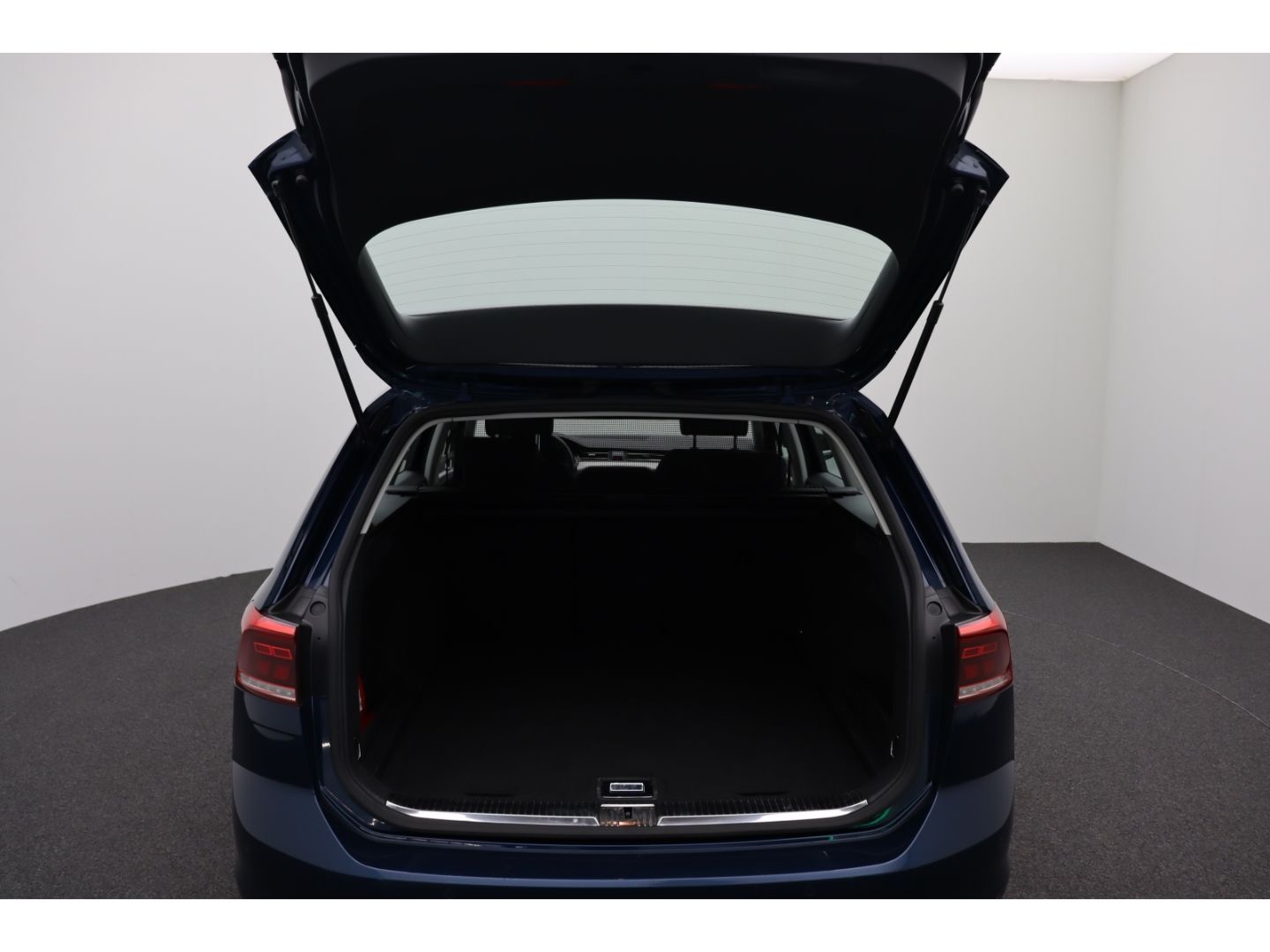 Fahrzeugabbildung Volkswagen Passat Variant 2.0 Business 3-Zonen-Klima Kamera