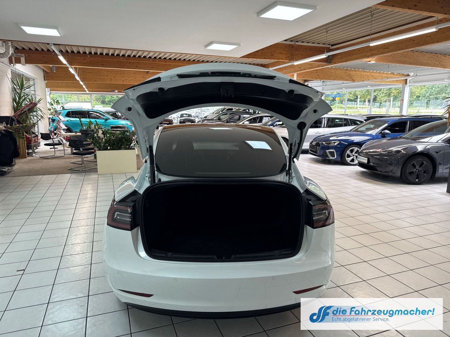 Fahrzeugabbildung Tesla Model 3 Basis RWD Soundsystem ACC El. Heckklappe