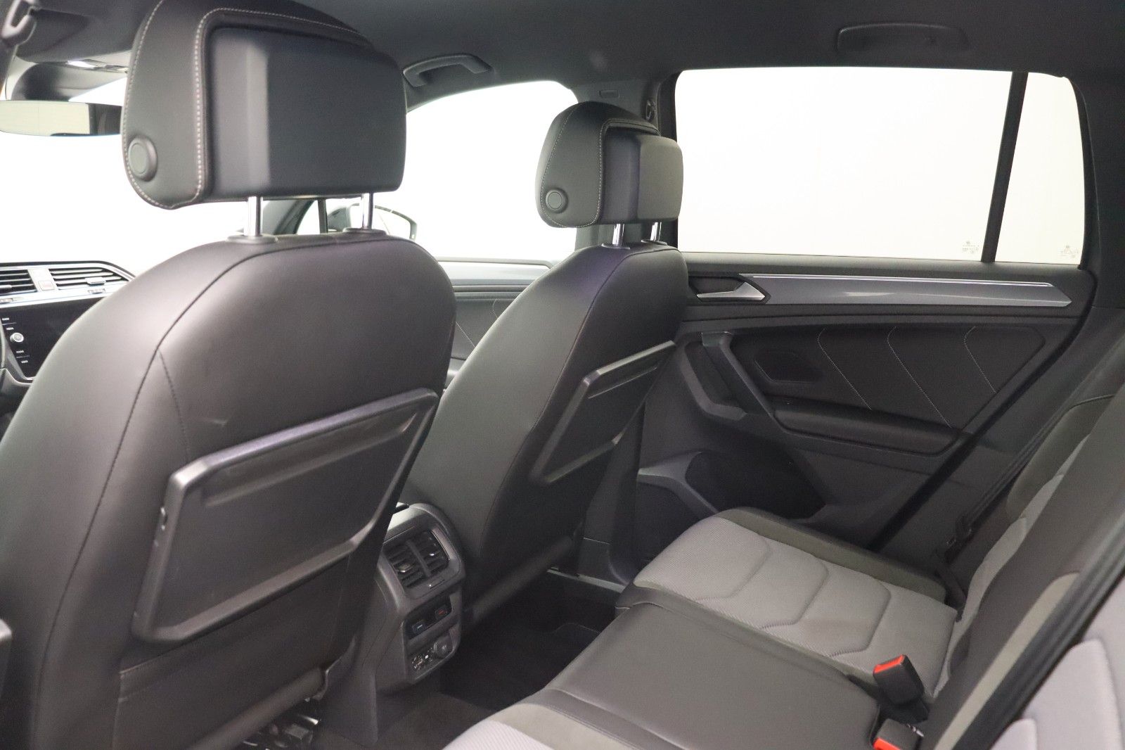 Fahrzeugabbildung Volkswagen Tiguan Highline 4M R-Line Black Style Head-upLED