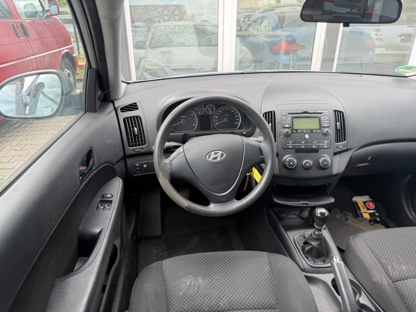 Hyundai i30 2010 — photo 8