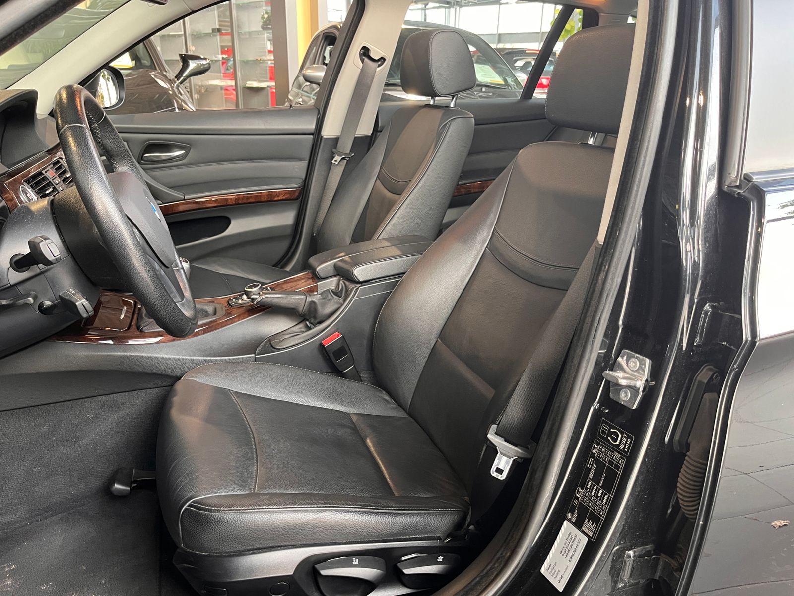 Fahrzeugabbildung BMW 320i  Touring PANO XENON NAVI