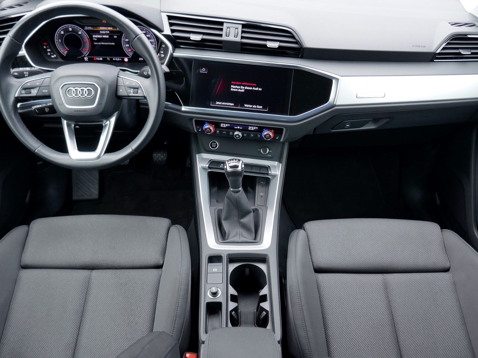 Fahrzeugabbildung Audi Q3 35 Advanced 2.0 TDI | LED AHK PDC Navi