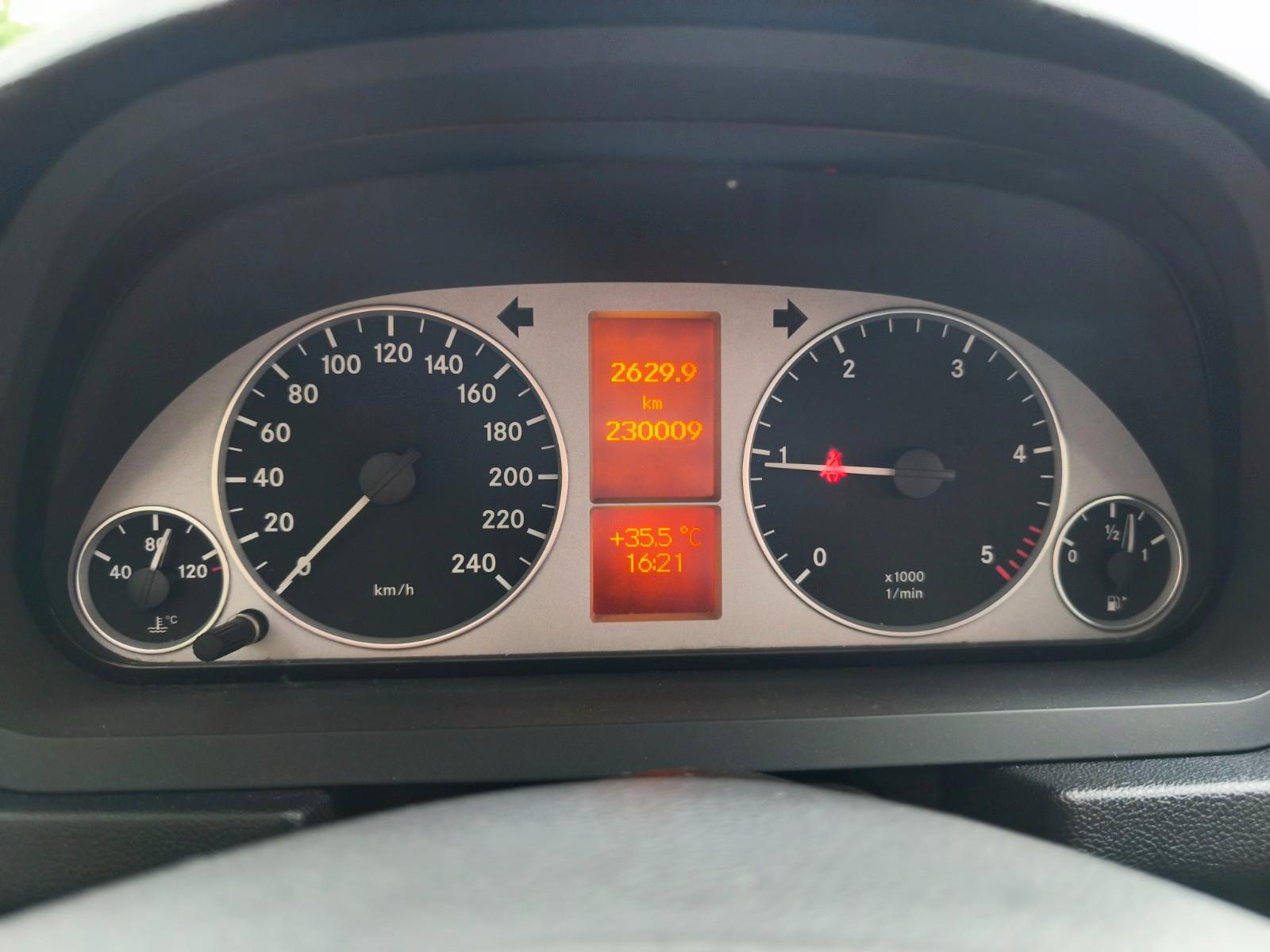 Mercedes-Benz B180 2011 — photo 15