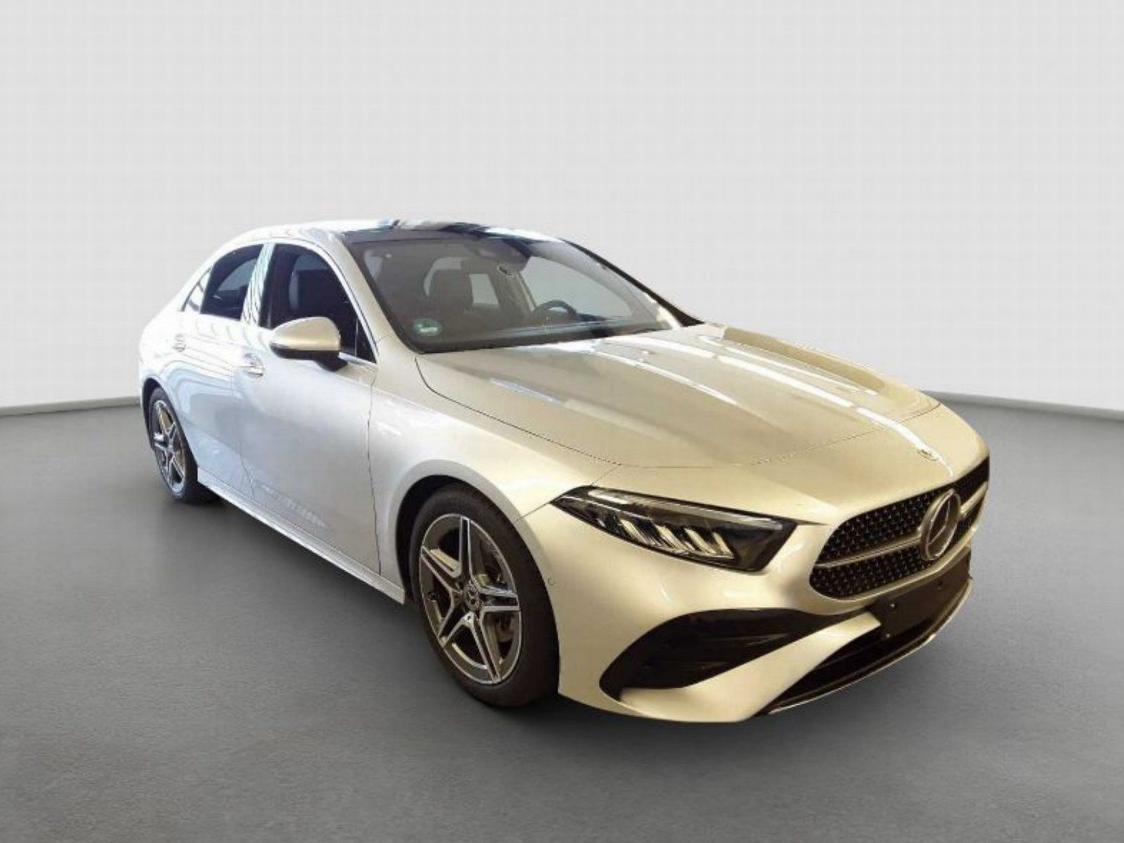 Fahrzeugabbildung Mercedes-Benz A200 Limo AMG Prem DISTR Pano AHK Memo LED KeyGo