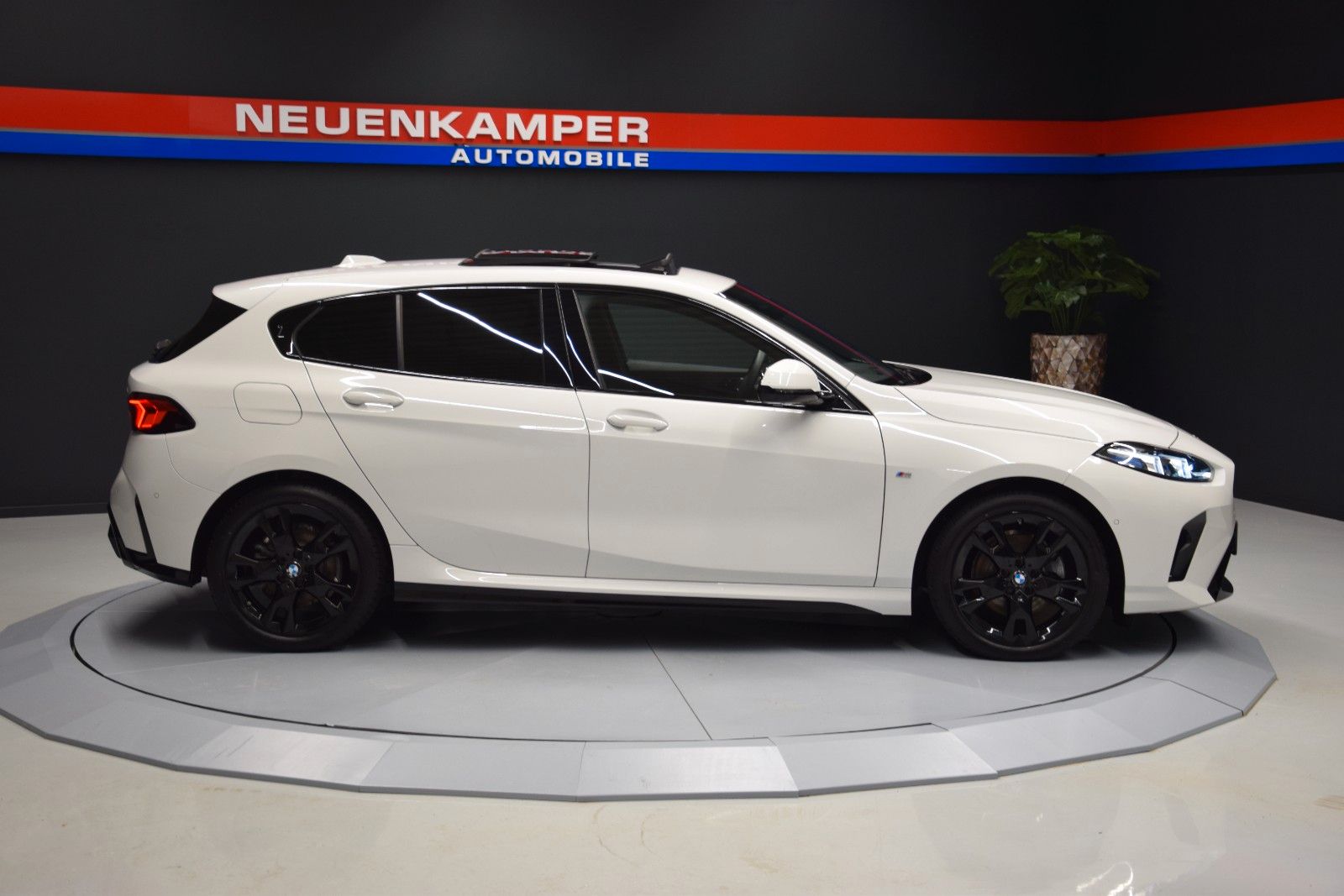 Fahrzeugabbildung BMW 118 d M Sport Pano Ambiente LED Kamera Alcantara