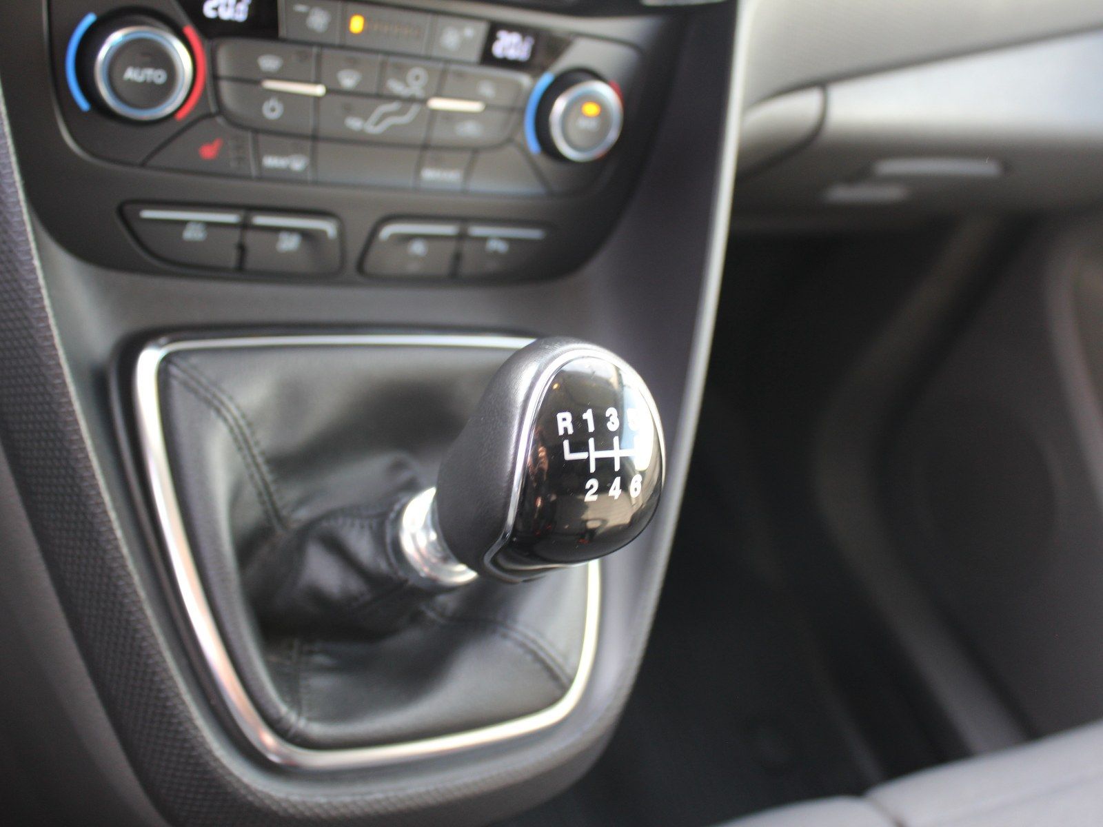 Fahrzeugabbildung Ford Transit Connect Kasten Limited 1,5 EcoBlue