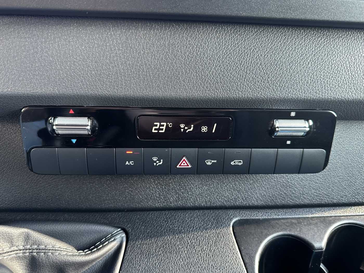 Fahrzeugabbildung Mercedes-Benz Sprinter 317 CDI Koffer LBW Klima Kamera SHZ