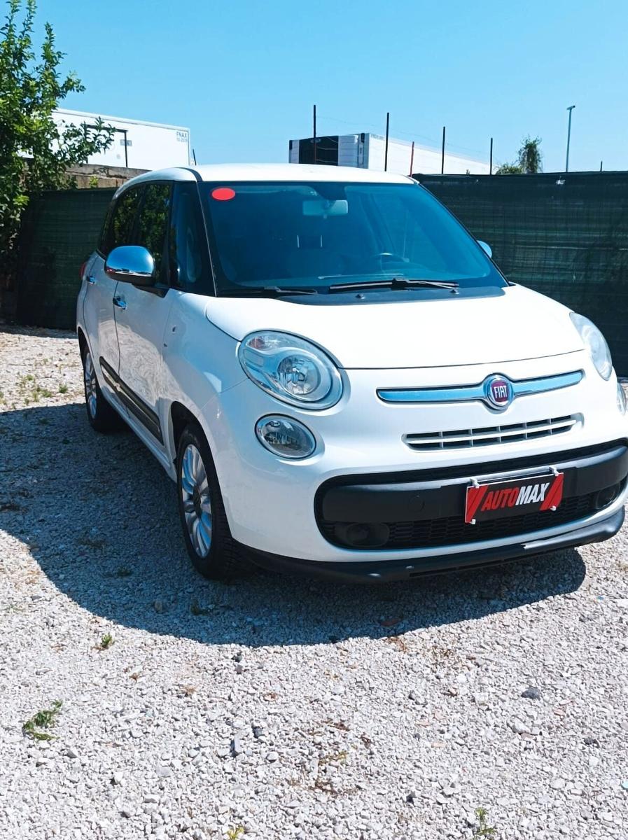 Fiat 500L 2015 — interior