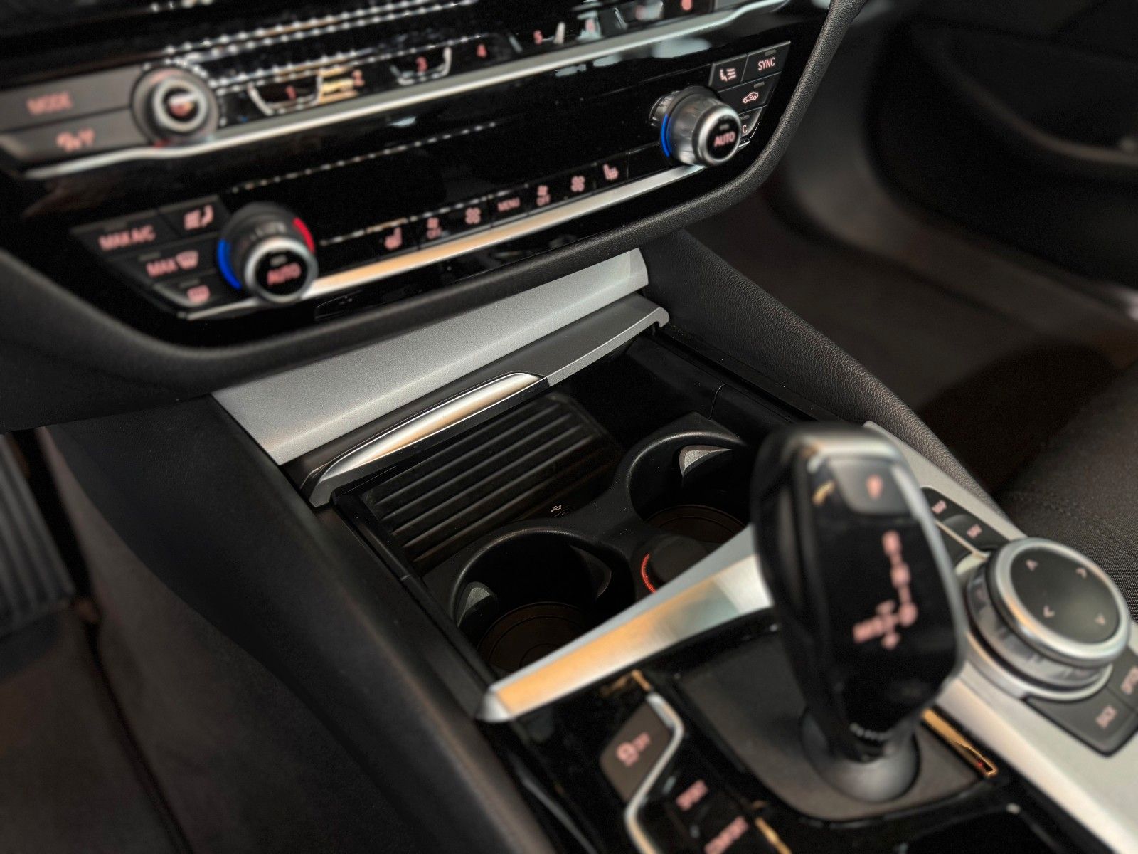 Fahrzeugabbildung BMW 520 d Touring "Business-P. Navi Connected Plus"