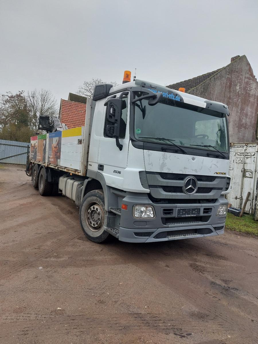 Mercedes-Benz 2536 L mit Kran