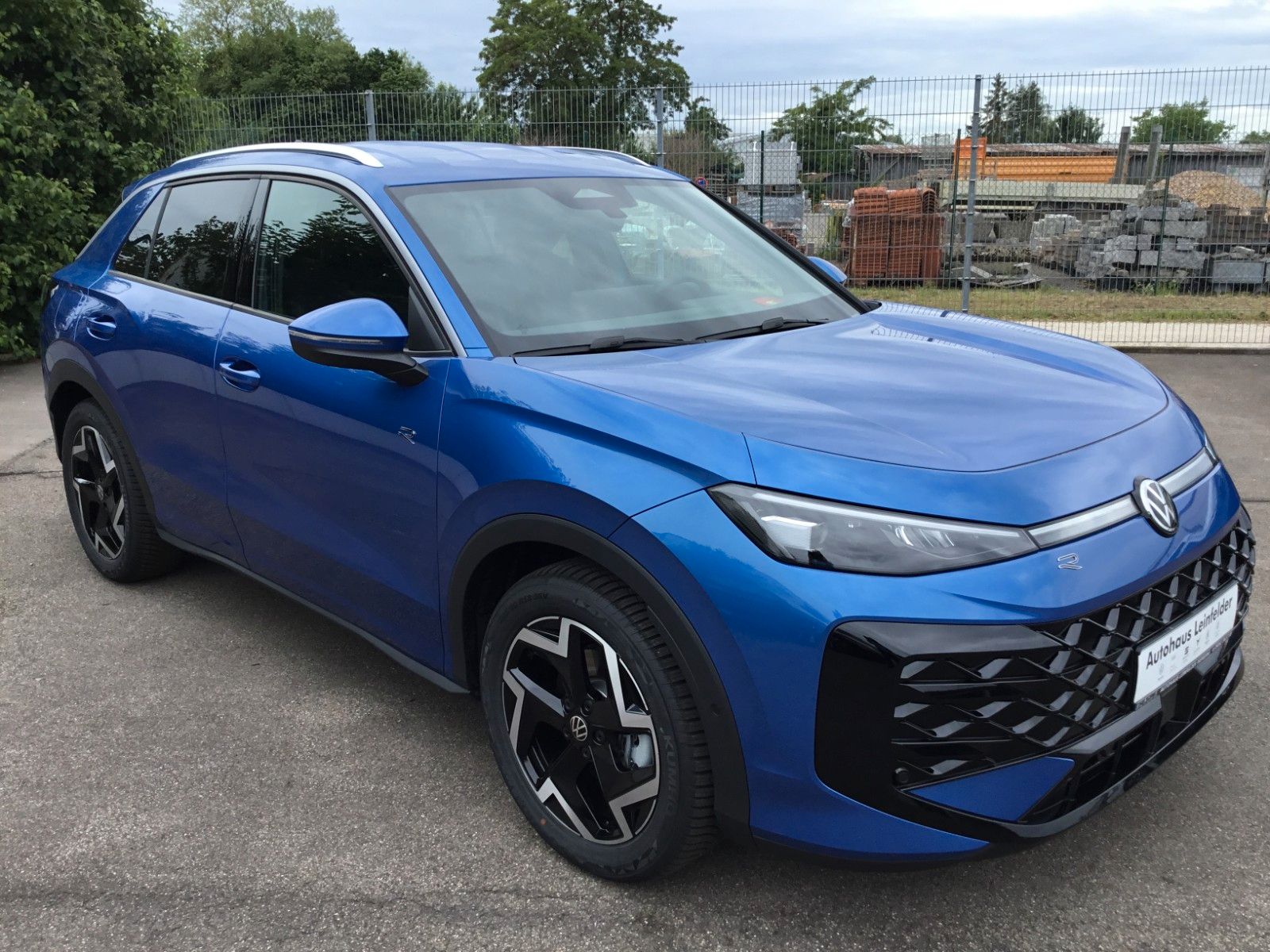 Fahrzeugabbildung Volkswagen T-Roc 1.5 eTSI DSG R-Line+AHK+LED+Navi+18"+Kessy