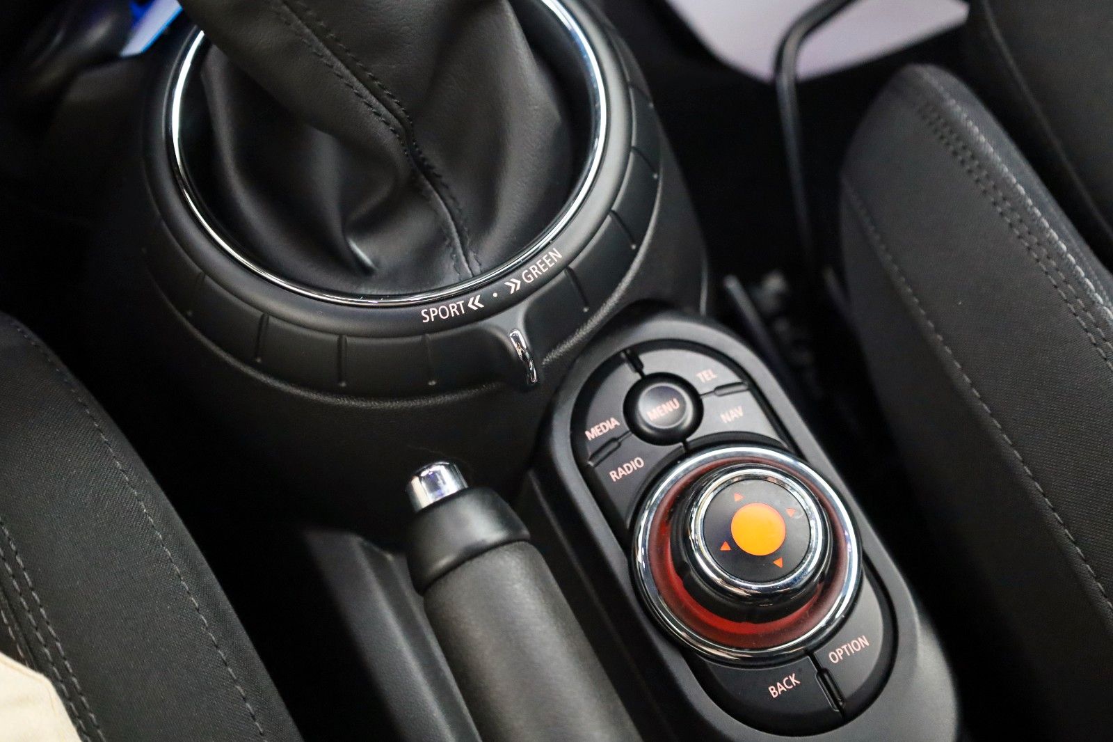 Fahrzeugabbildung MINI COOPER S T.Leder,Navi,LED,SH,PDC,SR+WR